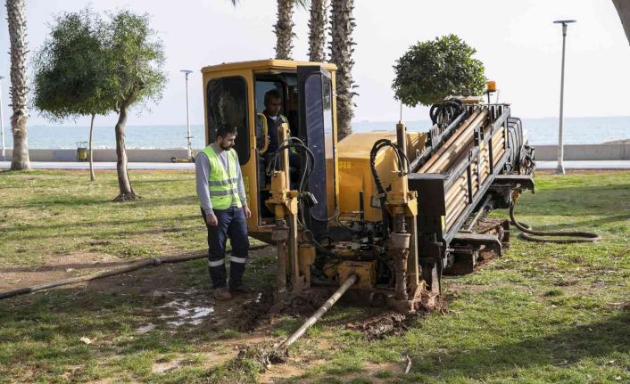 Mersin Büyükşehir Belediyesi, yatay sondaj çalışmasıyla kazı yapmadan sulama borusu döşüyor