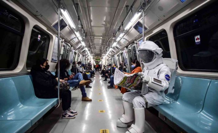 Metroyla İstanbul turu yapan astronot merak uyandırdı