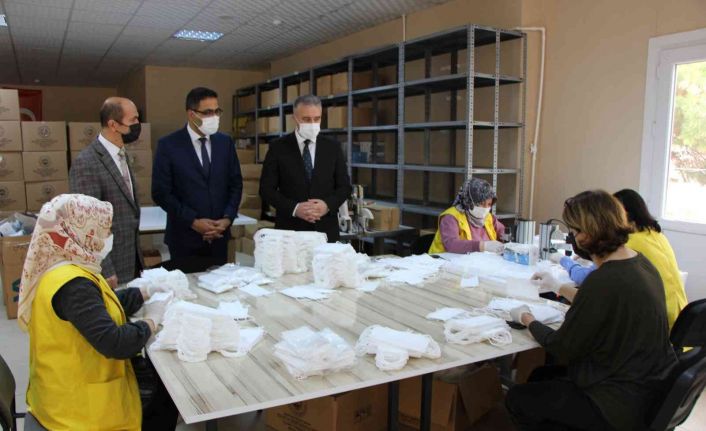 Milli Eğitim destek verdi, 6 kadın bir yılda 3,5 milyondan fazla maske üretti