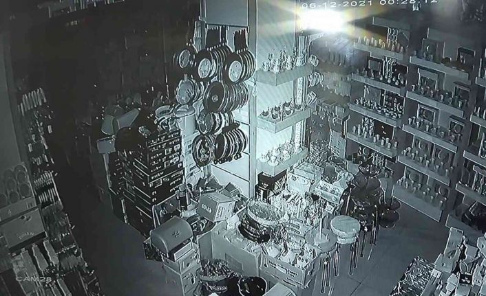 Muradiye’de deprem anı güvenlik kameralarına yansıdı