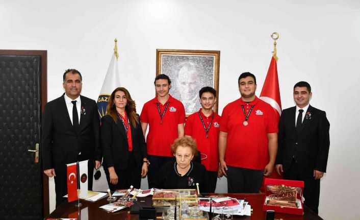 Nüket Ersoy’a öğrencilerden anlamlı ziyaret