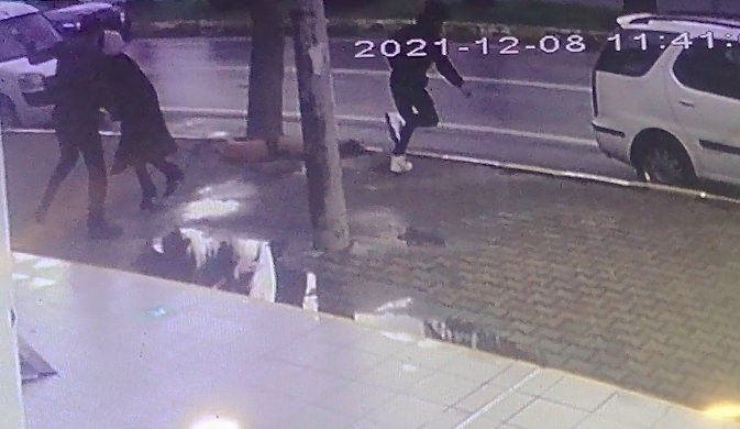 Öfkeli koca evi terk eden karısını 230 kilometre takip edip sokak ortasında bıçakladı