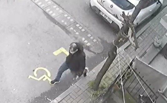 Önce cama vurdu sonra kızın elindeki telefonu alıp kaçtı: O anlar kamerada