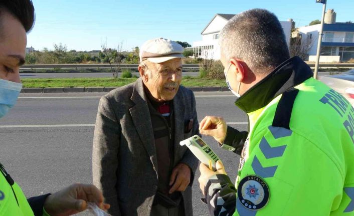 Önündeki otomobile çarpan 83 yaşındaki sürücü ekiplere zor anlar yaşattı