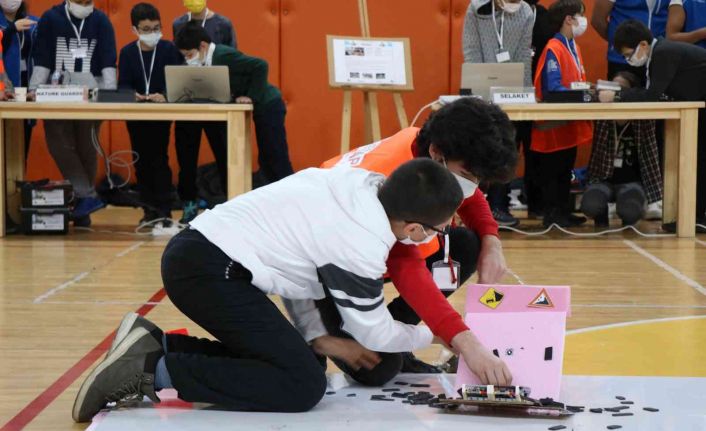 Ortaokul öğrencilerinin robotları bilim şenliğinde yarıştı