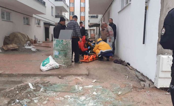 Osmancık’ta şiddetli rüzgar inşaat halindeki bir binanın camını kırdı: 1 yaralı