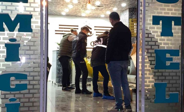 Otel odasında ölü bulunan yabancı uyruklu kadının katil zanlısını annesi ele verdi
