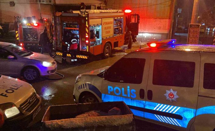 Oto tamirhanesinde çıkan yangında iş yeri ve 2 araç zarar gördü