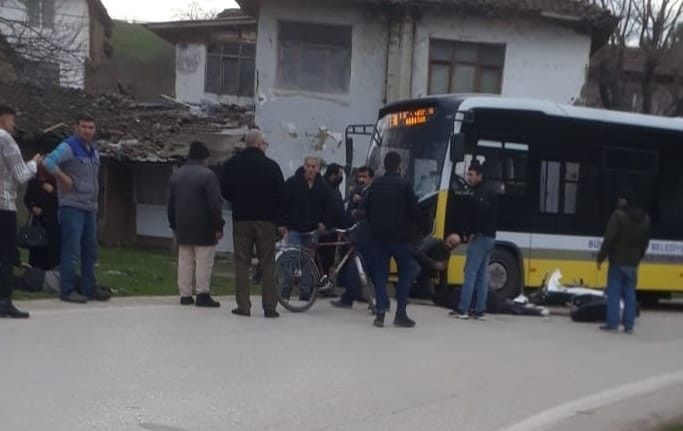 Otobüs ile kafa kafaya çarpışan motosiklet parçalara ayrıldı; 1’i ağır 2 yaralı