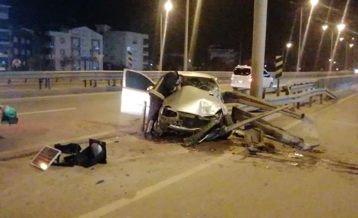 Otomobil bariyer çarptı, yavaşlayan araçlara çarpmamak için frene basıp ağaca çarpan sürücü yaralandı: 3 yaralı