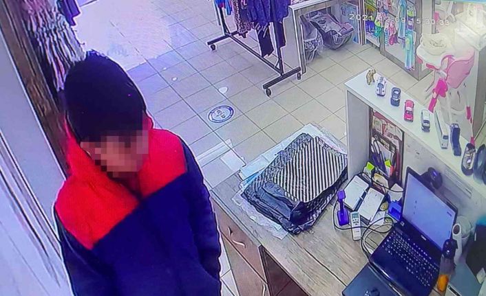 Parmak izi bırakmamak için eldiven giyen çocuk hırsız güvenlik kamerasını hesaba katmadı