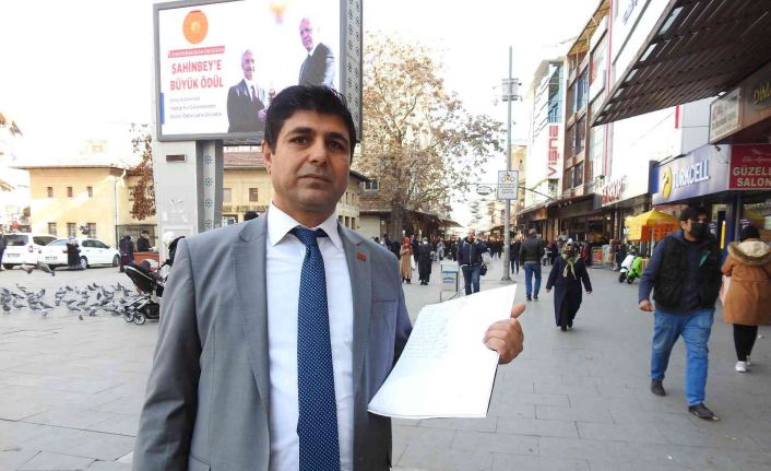 Pitbull cinsi köpeklerinin yasaklanması için sokak sokak gezerek imza topluyor