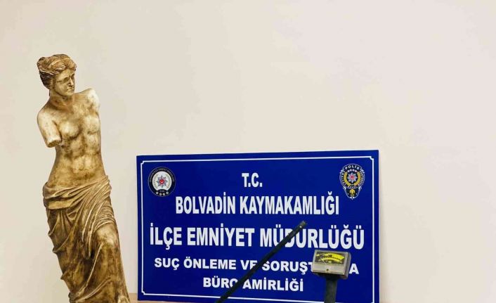 Polis baskınında ele geçirilen 1 metrelik heykel, ekspertiz için müzeye getirildi