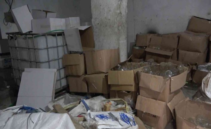 Polis, sahte içki üretenlere göz açtırmıyor: Depoya yapılan baskında 1 ton sahte içki ele geçirildi
