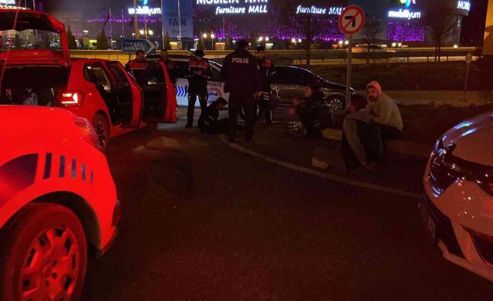 Polisin ’dur’ ihtarına uymayıp 30 kilometre kaçtı, polis aracına vurarak durdu