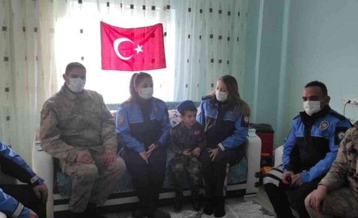 Polisten minik Ali Hamza’ya doğum günü sürprizi