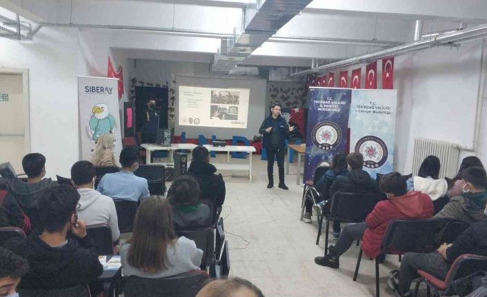 Polisten öğrencilere siber eğitimi