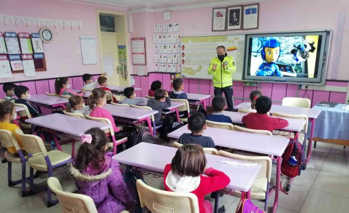 Polisten öğrencilere trafik eğitimi