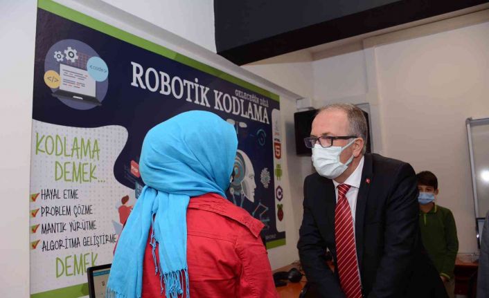 Rektör Uzun, 1979 yılında mezun olduğu ortaokuldaki açılışa katıldı