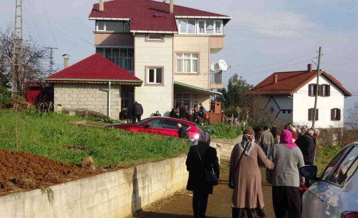 Sadece bir gece kalmak için annesini alarak köye gelmişti ama son geceleri oldu