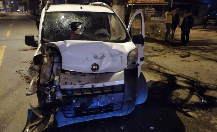 Sakarya’da feci kaza: Emniyet kemeri takılı değildi kafası camdan dışarı çıktı