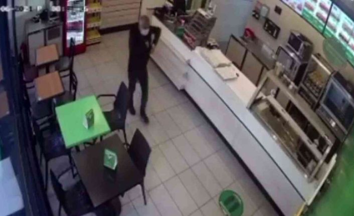 Saniyeler içerisinde 6 bin liralık laptop çaldı; o anlar kameralara yansıdı