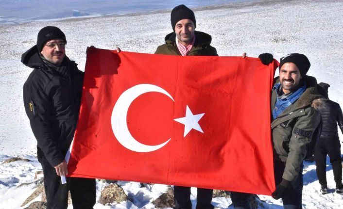 Sarıkamış şehitlerini anmak için bin 910 rakımlı, karla kaplı Karacadağ’a çıktılar