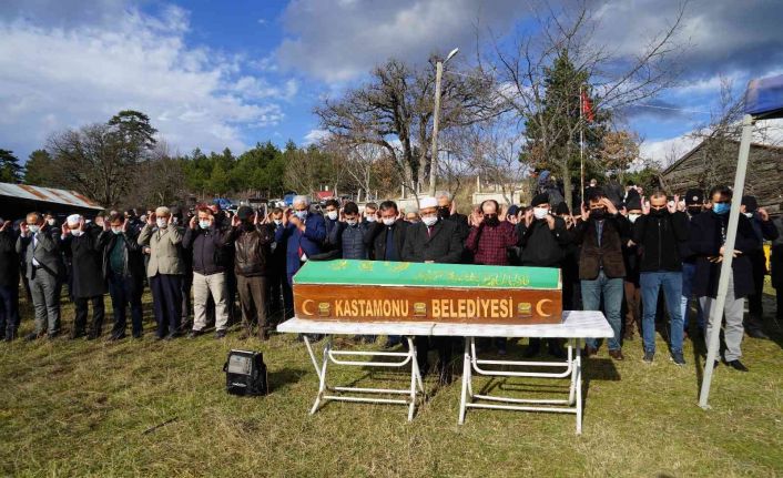 Şehit babası, tek başına kaldığı köyde terk etmediği şehit oğlunun yanına defin edildi