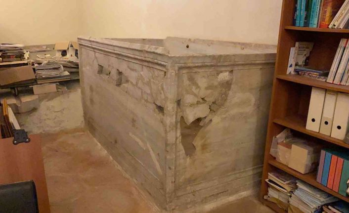 Şehzade Mehmet İmarethanesi’ndeki lahitin ön kısmında bulunan akrostiş şiir görenlerin dikkatini çekiyor