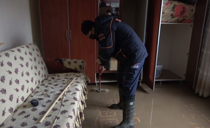 Selde hayat kurtaran kahramanlar bu kez evlerin temizliği için kolları sıvadı