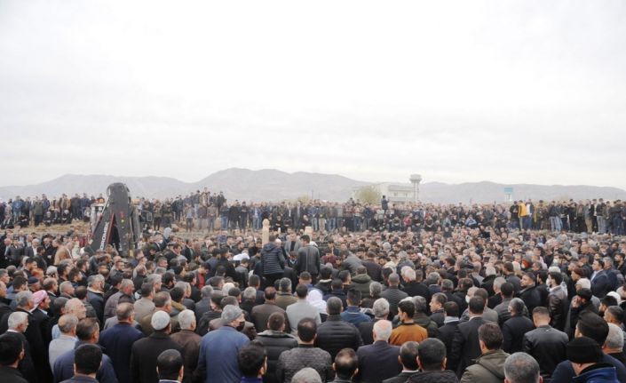 Silahlı saldırıda öldürülen AK Parti eski ilçe başkanının kardeşi toprağa verildi