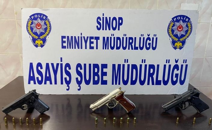 Sinop’ta eğlence yerlerine denetim: 2 ruhsatsız, 1 kurusıkı tabanca ele geçirildi
