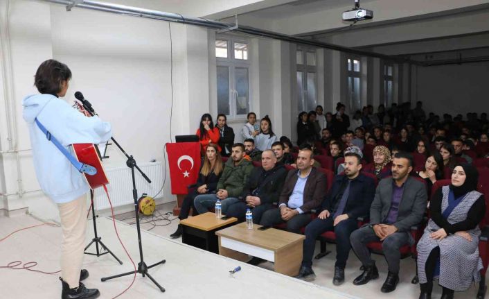 Şırnaklı öğrenciler "kadın" ve  "nükleer santraller" konularıyla tiyatro da sahne aldı