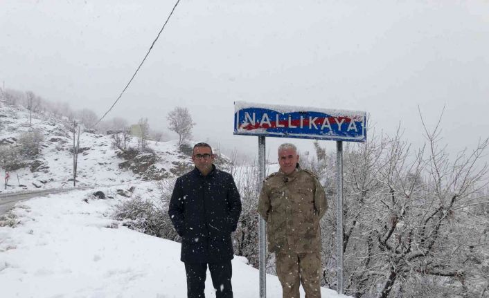 Şirvan’da kar kalınlığı 20 santimi buldu, kaymakam bin 575 rakamlı bölgeden sürücüleri uyardı