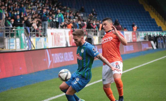 Spor Toto Süper Lig: Çaykur Rizespor: 0 - Yeni Malatyaspor: 0 (İlk yarı)