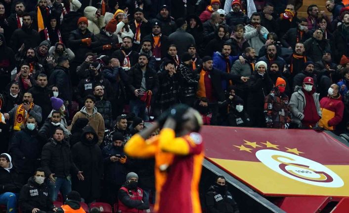 Spor Toto Süper Lig: Galatasaray: 0 - Medipol Başakşehir: 1 (İlk yarı)