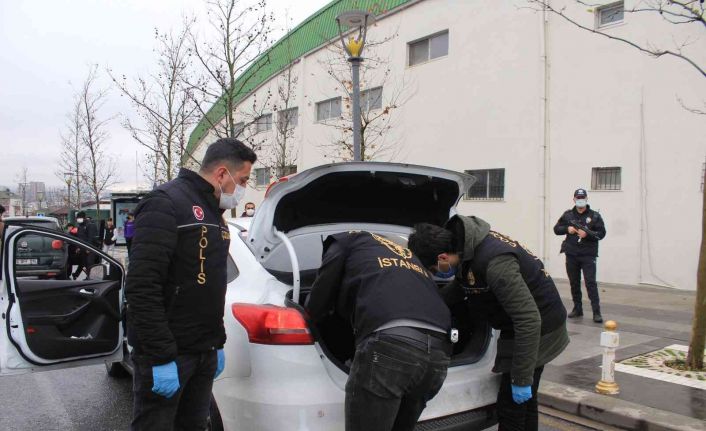 Sultanbeyli’de okul önlerinde polisten sıkı denetim