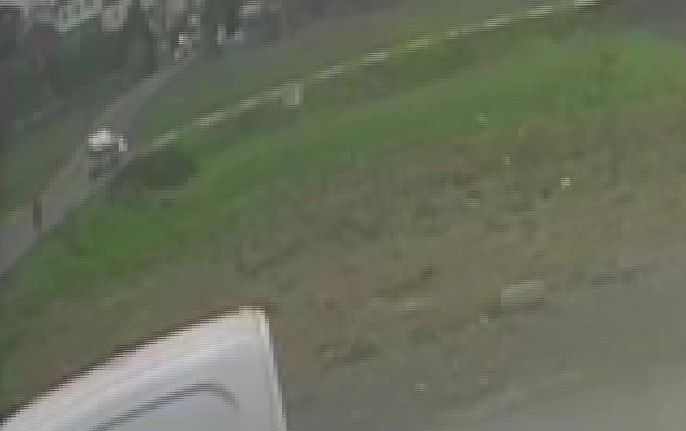 Sultanbeyli’de orta refüje çarpan ticari araç moto kurye üzerine devrildi