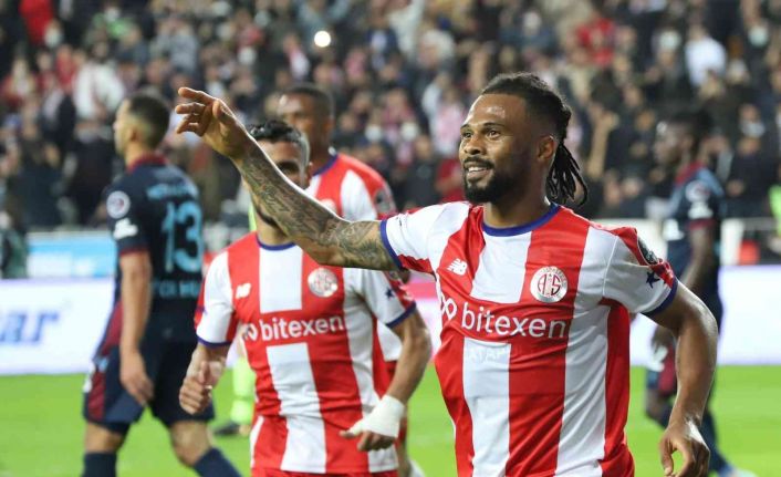 Süper Lig: FT Antalyaspor: 1 - Trabzonspor: 1 (İlk yarı)