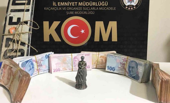 Şüphe üzerine durdurulan araçtan tarih çıktı: Kadın ve yılan figürlü heykel ele geçirildi