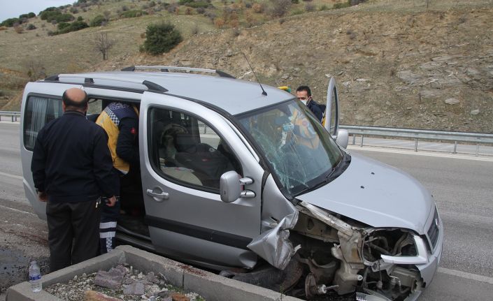 Sürücüsünün direksiyon hakimiyetini kaybettiği araç kaldırıma çarparak durabildi: 1 ağır yaralı