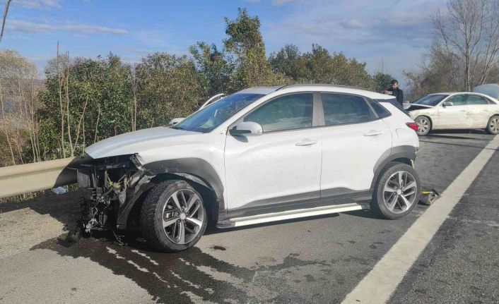 TEM’de lüks otomobil ve SUV tarzı araç çarpıştı: 3 yaralı