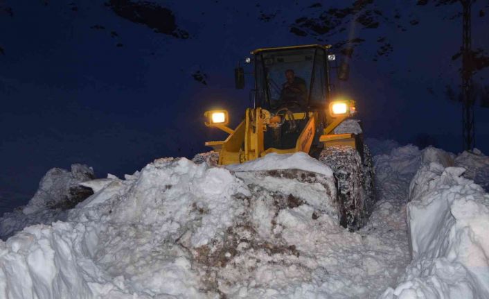 Termometreler eksi 25 dereceyi buldu, ekipler iş makineleri donmasın diye aralıksız çalışıyor