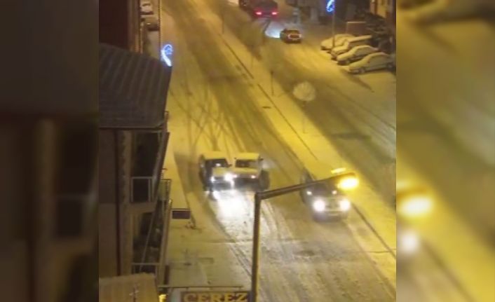 Ters yönde giderken otomobile çarptı, bir şey olmamış gibi yoluna devam etti