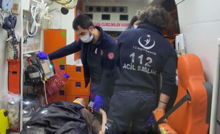 Ticari taksi ile otomobil kazaya karıştı, yaralıların yardımına sağlık öğrencileri koştu