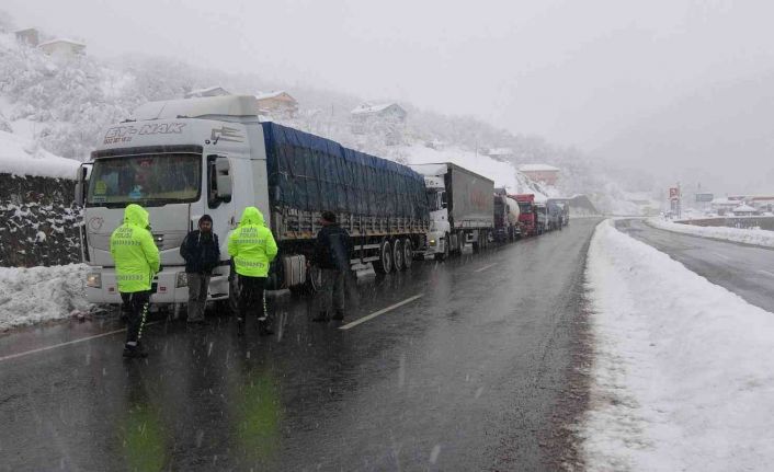 Tır şoförlerinin ve ekiplerin eksi 2 derecede zorlu kar mücadelesi