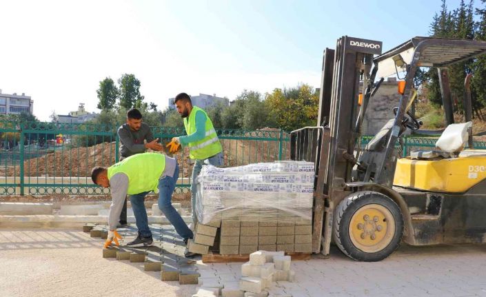 Toroslar Belediyesi, ilçeyi kendi ürettiği kilit parke taşıyla donatıyor