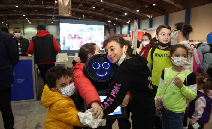 Toroslar Belediyesinin mini ada robotu Mersin Bilim Şenliği’nin gözdesi oldu