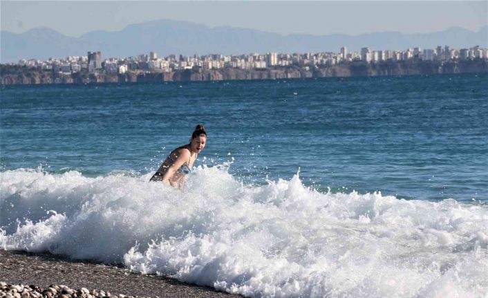 Türkiye güne kar yağışı ile uyanırken Antalya’da turistler denize koştu