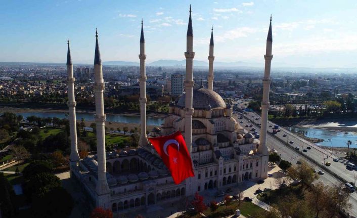 Türkiye’nin en büyük ilk Türk bayrağı Merkez Camisi’ne asıldı